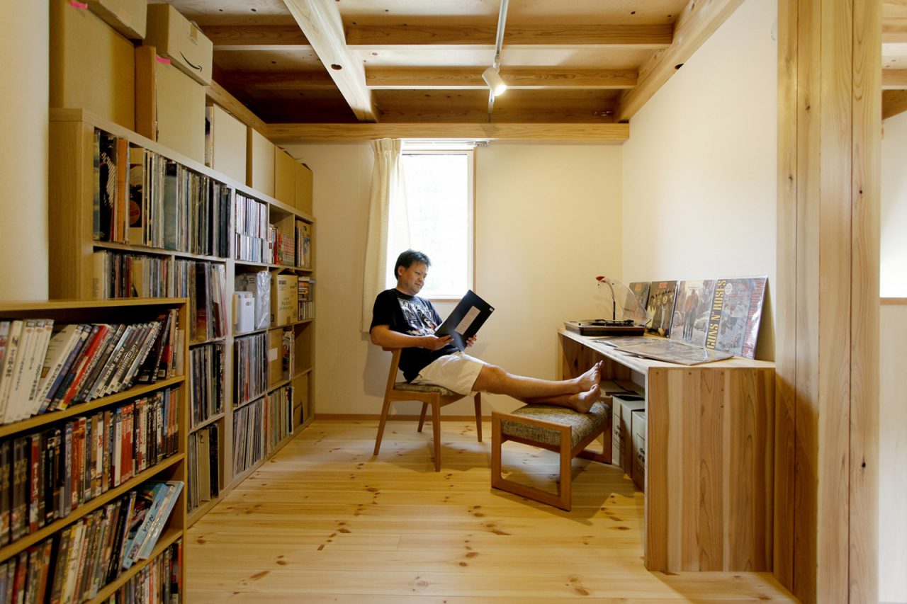ご主人のお気に入りのレコードコレクションが並ぶ部屋