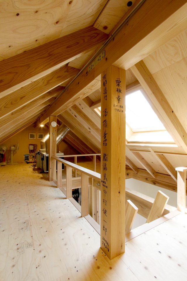 家をつくった大工さんやスタッフの名前を大黒柱に発見！