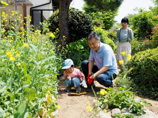 奥様のお父様と妹さん親子。お庭で楽しく遊びます。