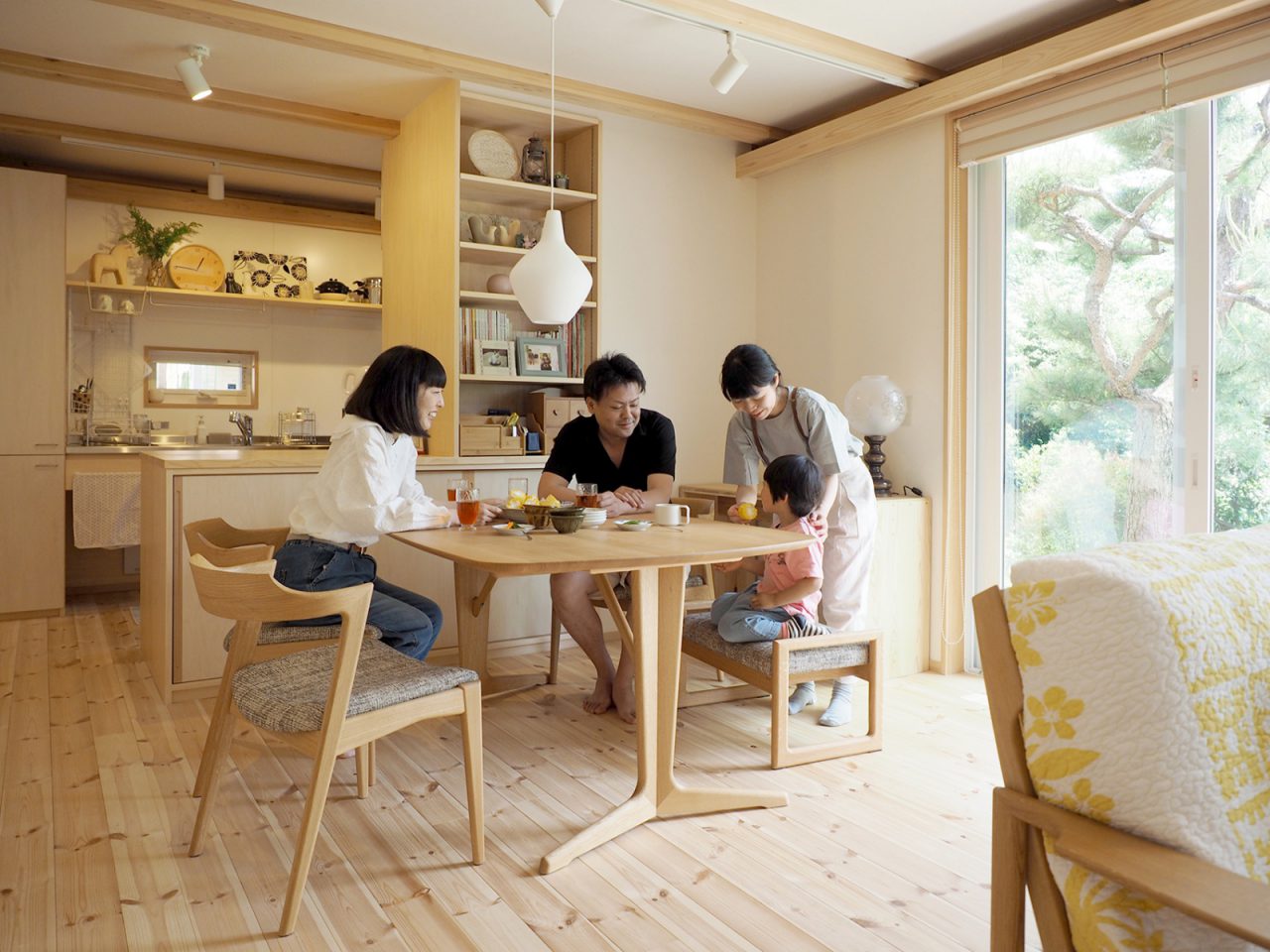 リビング・ダイニングにはインテリアストリート目黒通りの老舗ショップ「karf」の家具