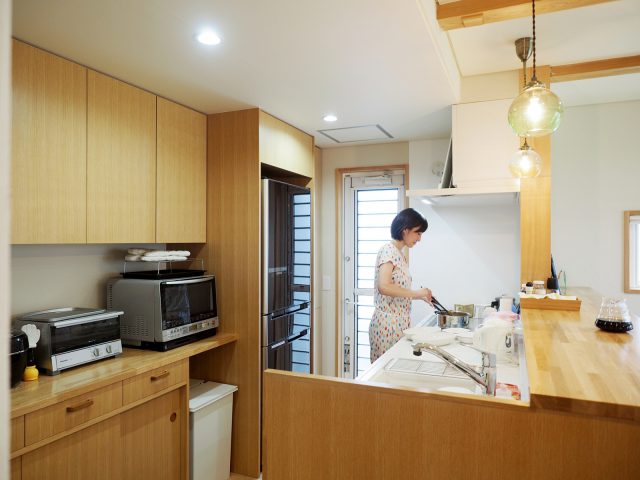 リビングや庭で遊ぶお子様たちの様子が一望できるキッチン