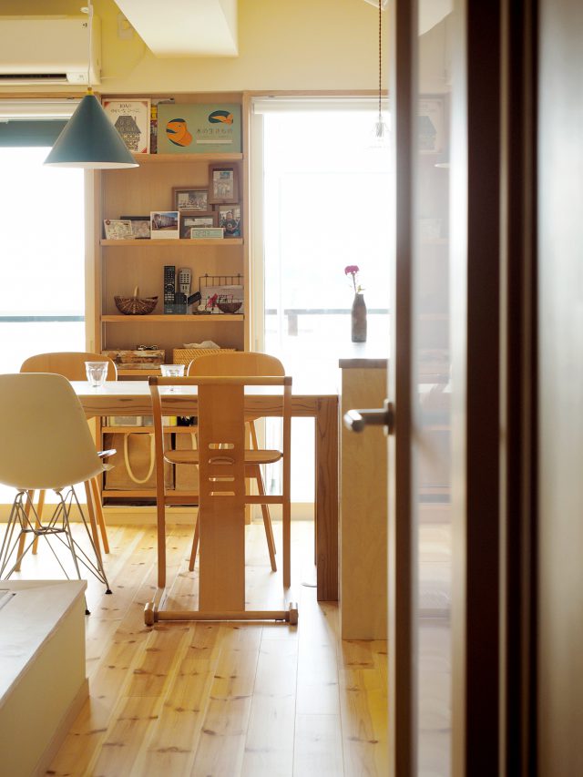 廊下を抜けて扉を開けると、明るい日の光とやわらかい木のぬくもりに包まれます