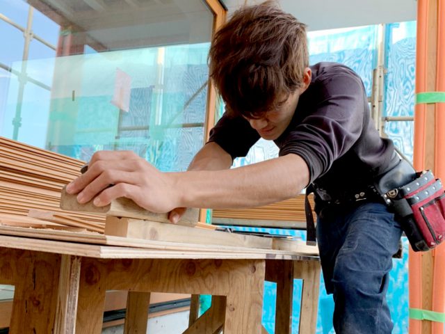 カンナがけ(木造施設現場にて)