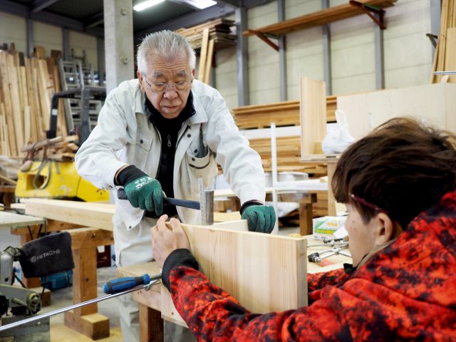 ベテラン大工の秋山棟梁に、つくり方のいろはを学ぶ