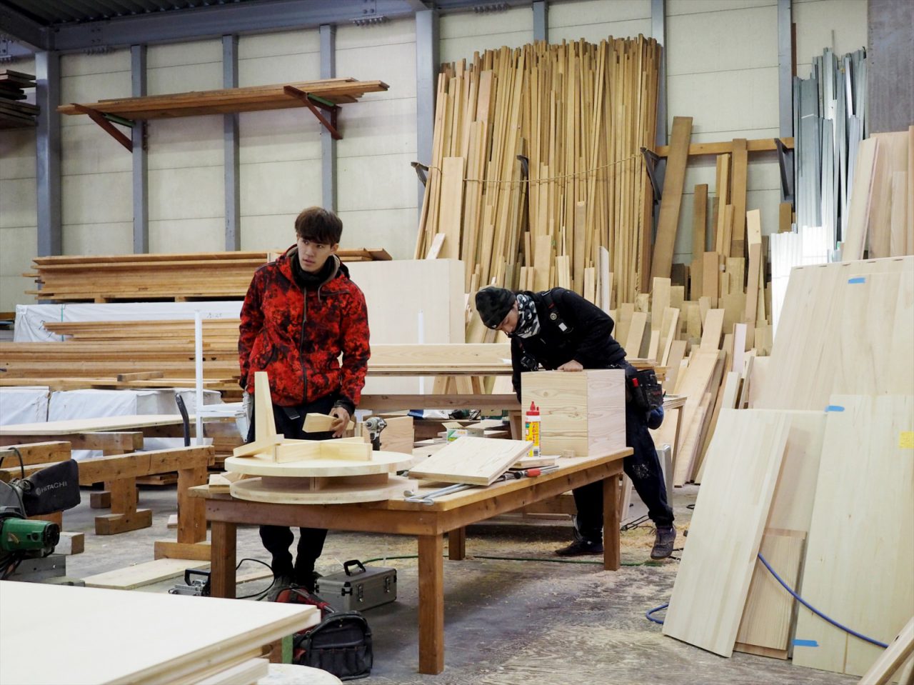 AIBAワークス(加工場)で作業中の二人