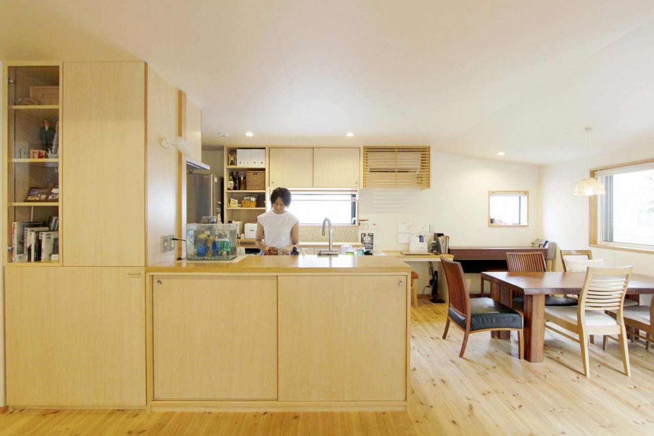 リビングに対面したキッチンとダイニングスペース