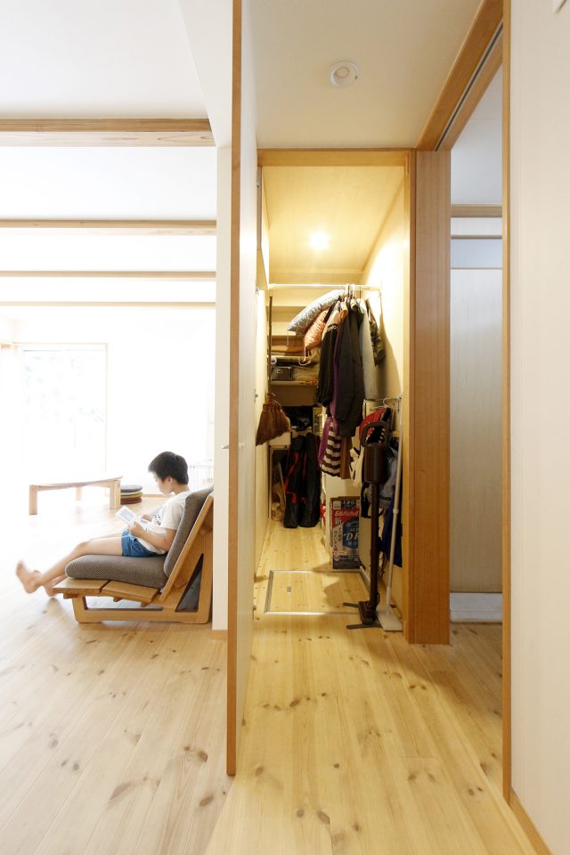 奥行きのある階段下収納