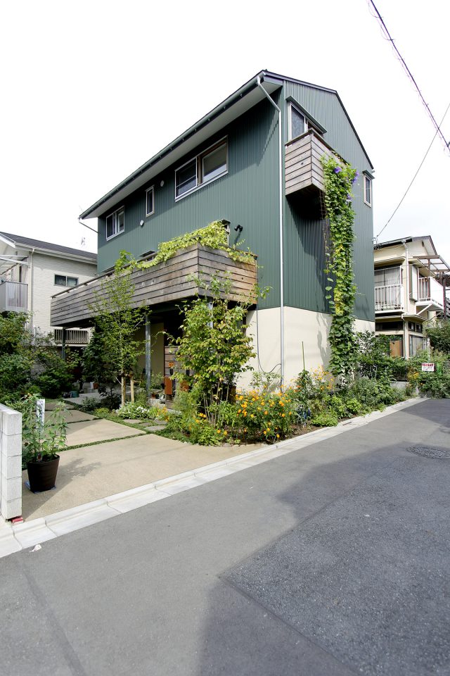 グリーンカーテンが目を引く外観。