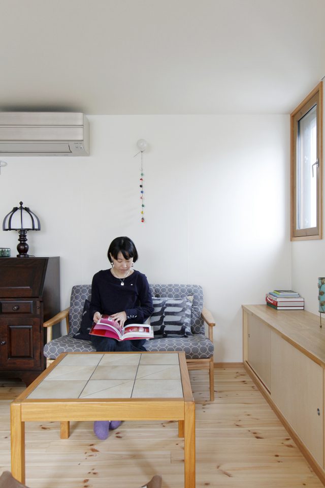 作られた場所も時代も異なる家具が並ぶリビング・ダイニング。