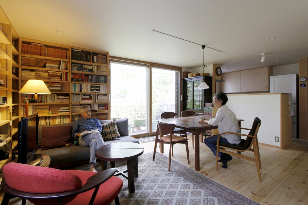 南向きの窓から燦々と陽が入るリビング・ダイニング。