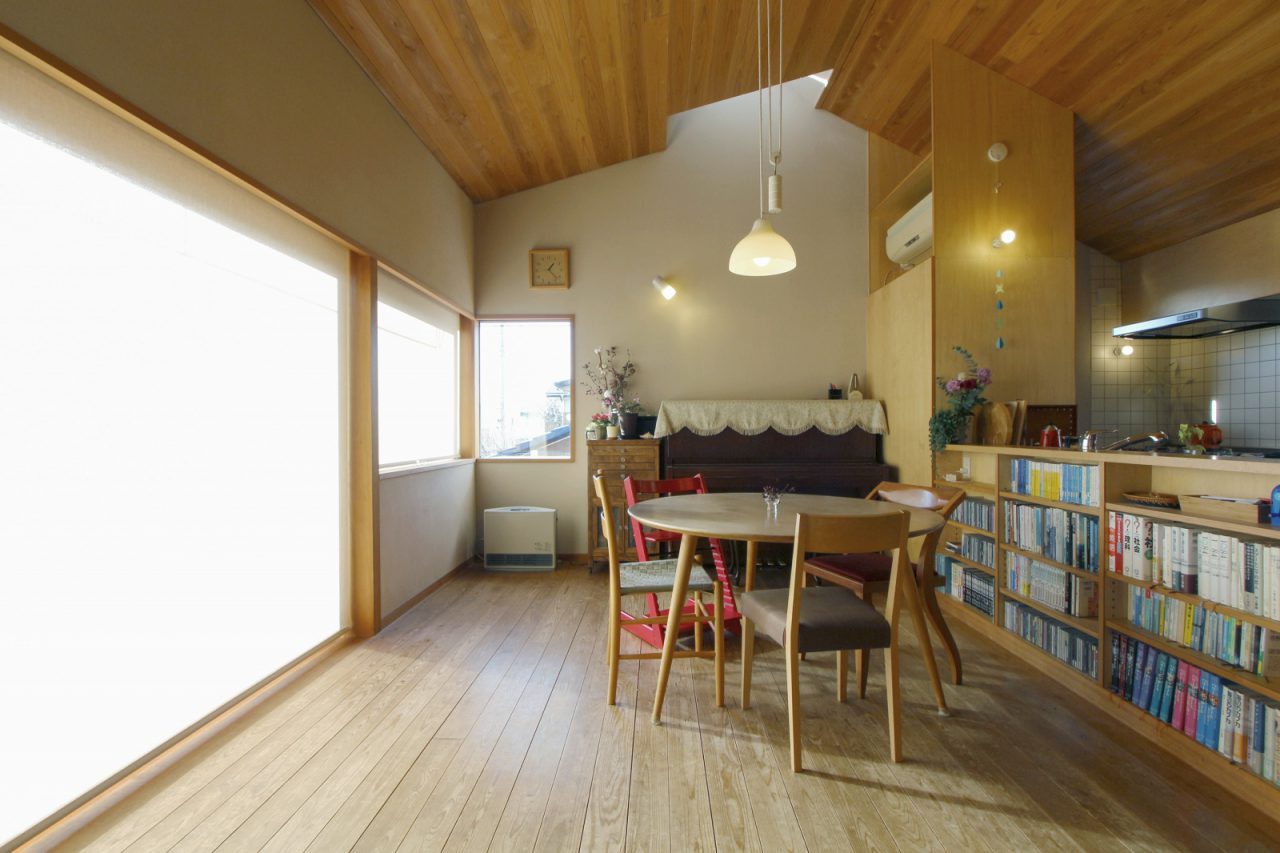 天窓とデッキにつながる窓から明るい光が差し込むダイニング。