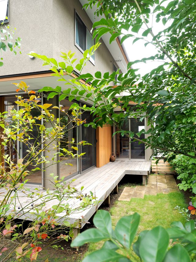 L字につながる、ゆったりとしたウッドデッキ