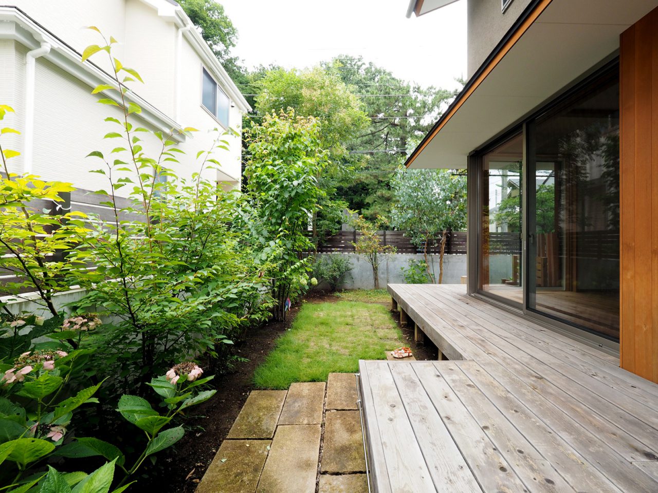 庭とウッドデッキ