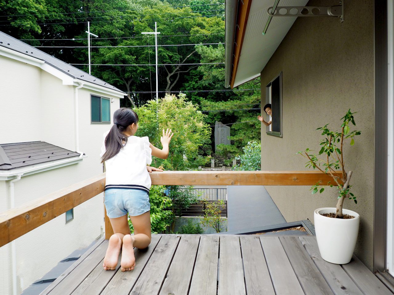 前方の緑を望める物見台