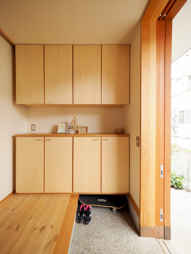 上下に収納たっぷりの玄関