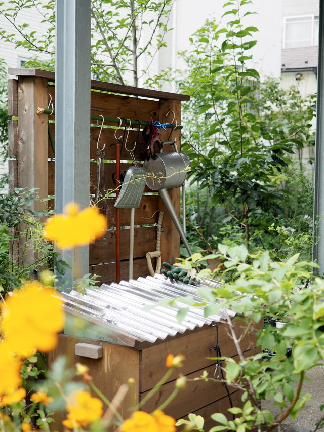 綺麗に並んだお庭の道具たち。