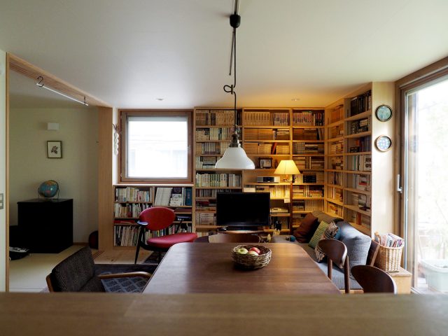 キッチンからの眺め。左側に和室が。