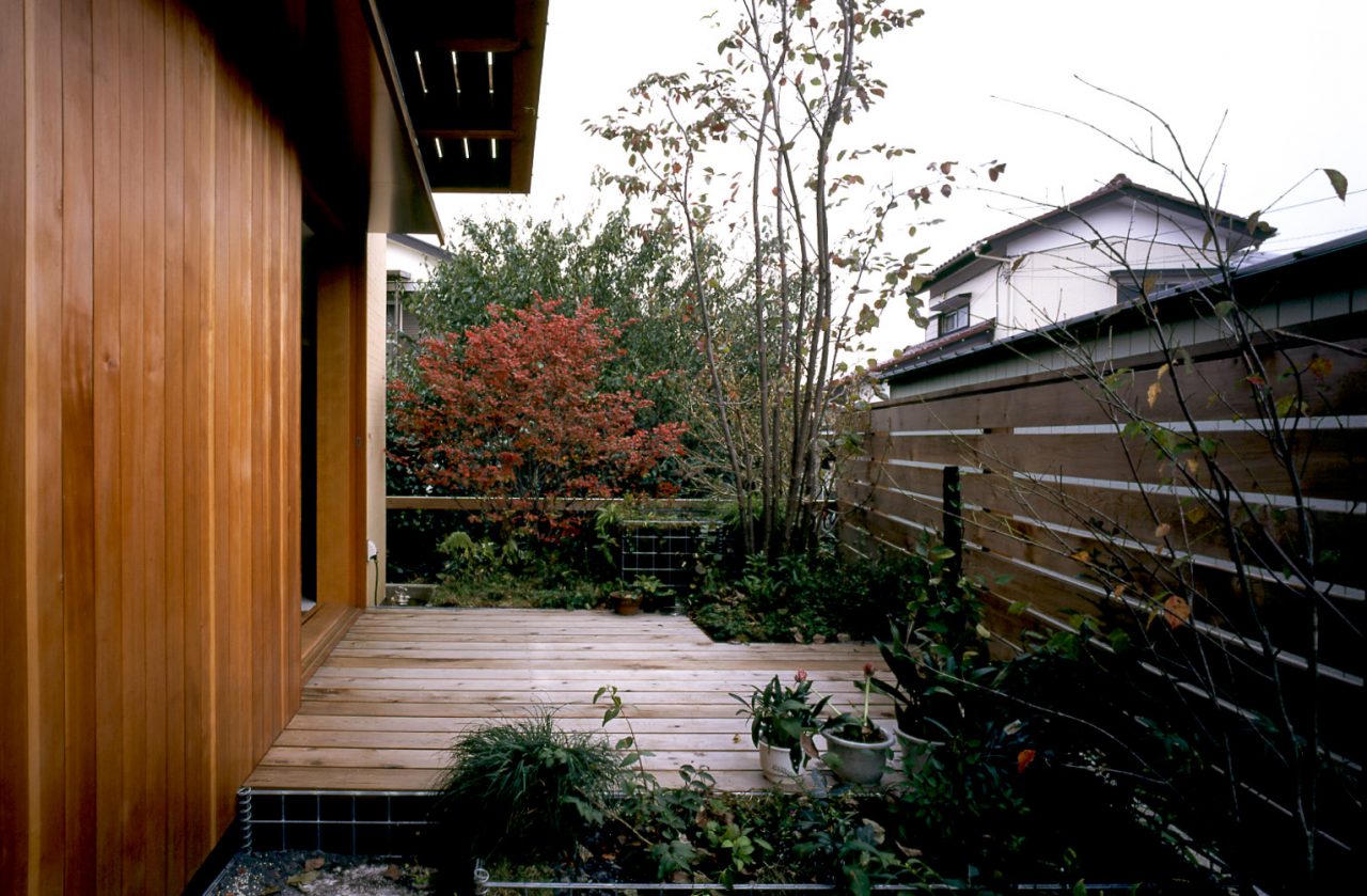 室内の床からデッキ、植栽へとフラットにつながる