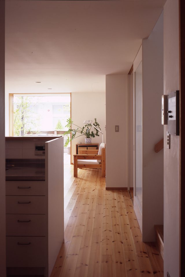 キッチンからリビングを眺める