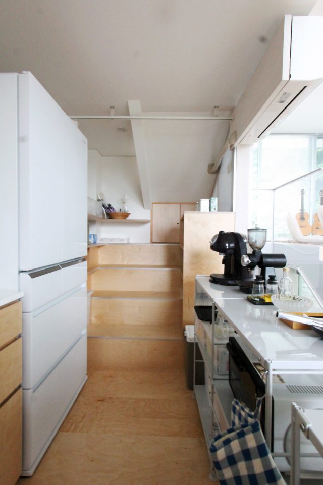 奥のパントリーにはちょっぴり階段