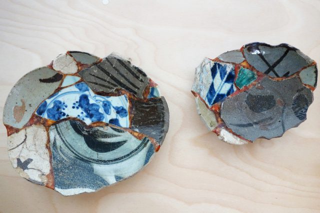色々な陶器のカケラどうしを金継ぎした、コラージュのようなアート作品も!