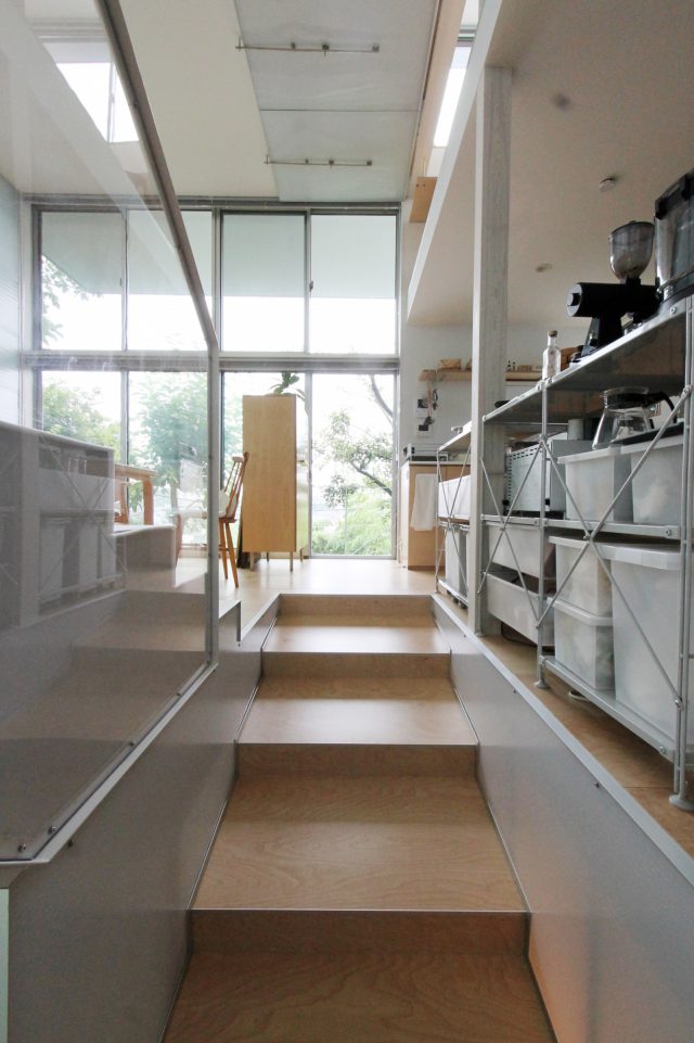 階段は奥行きを広くとり、また踏板も手前に向かって少し傾斜がついています。