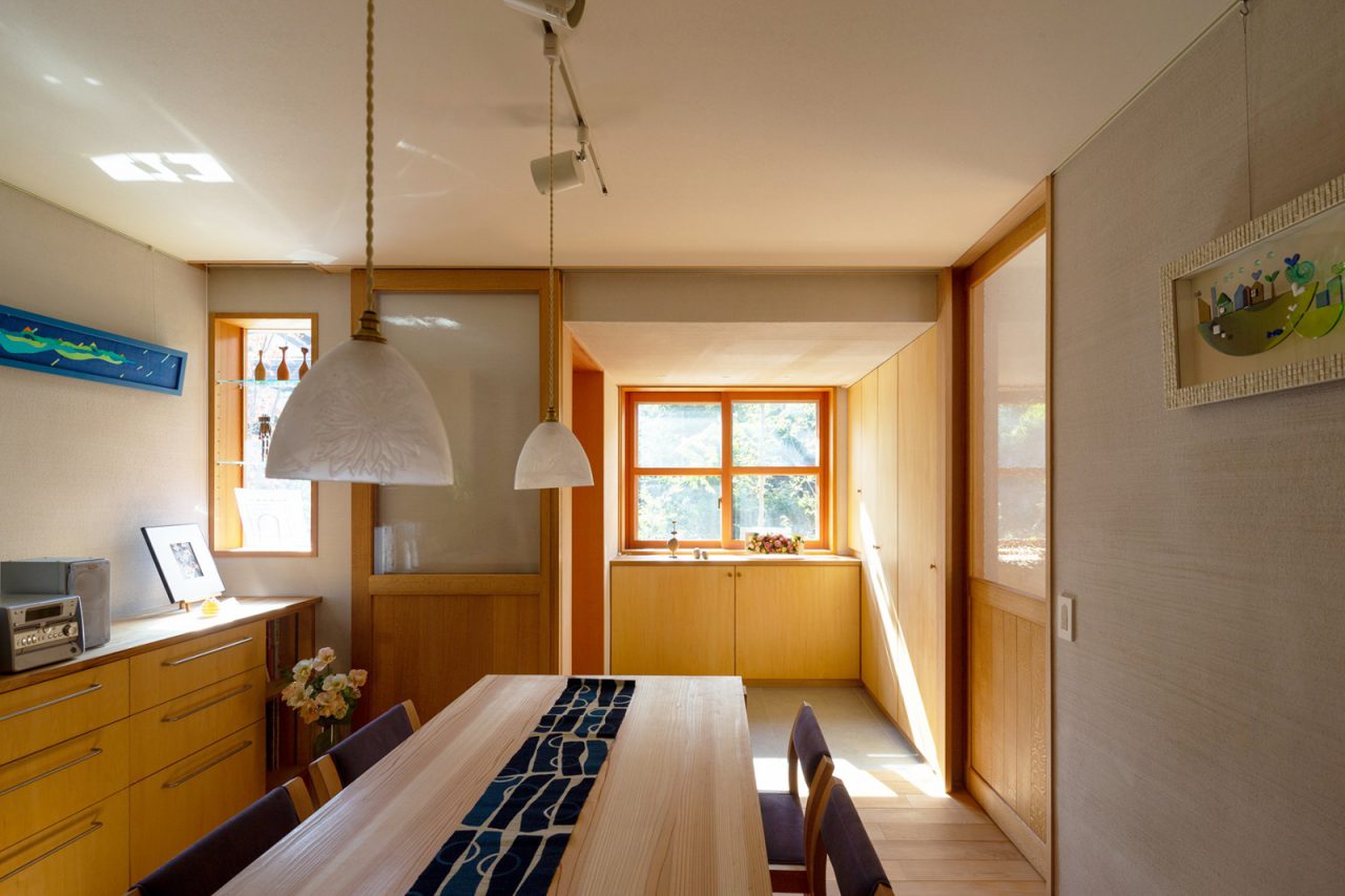 広い玄関とつながるアトリエ。照明はOtani Yoshiko Glass