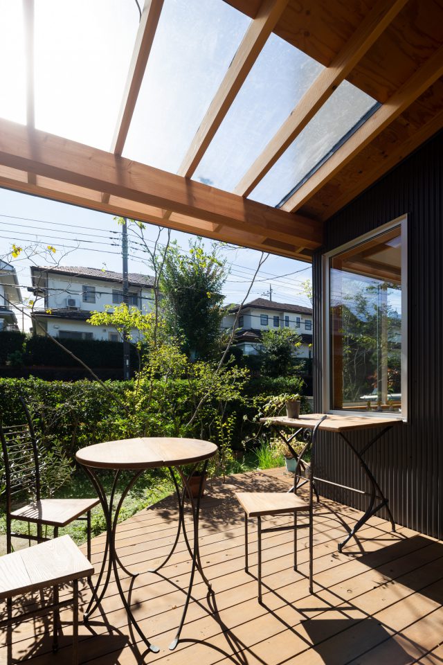 凹のところは屋根のある気持ちの良いウッドデッキエリア