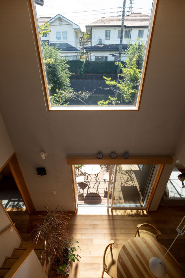 二階から吹抜けを見下ろす