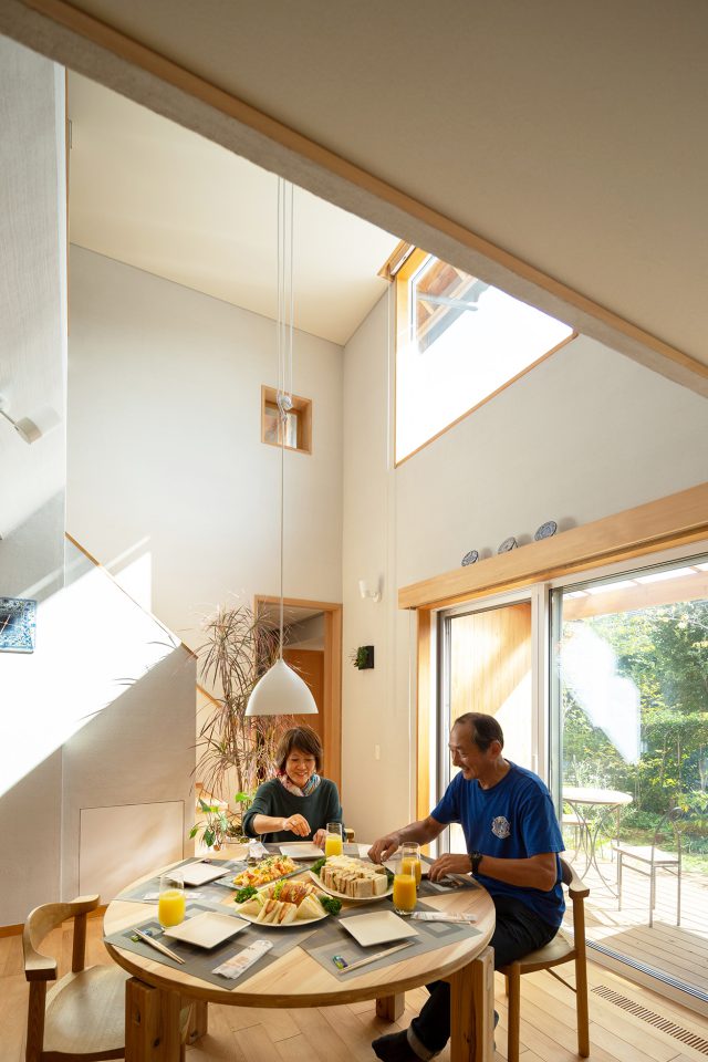 吹き抜けからも陽が入ります