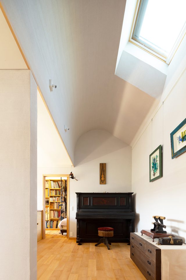 吹き抜けに面したギャラリーホール