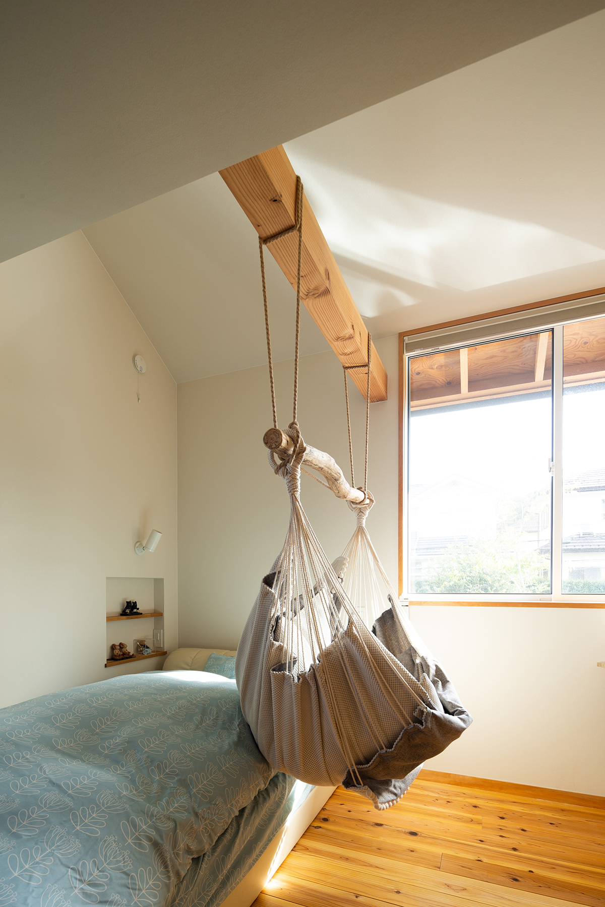 娘さんの部屋には、希望のハンモックを設置