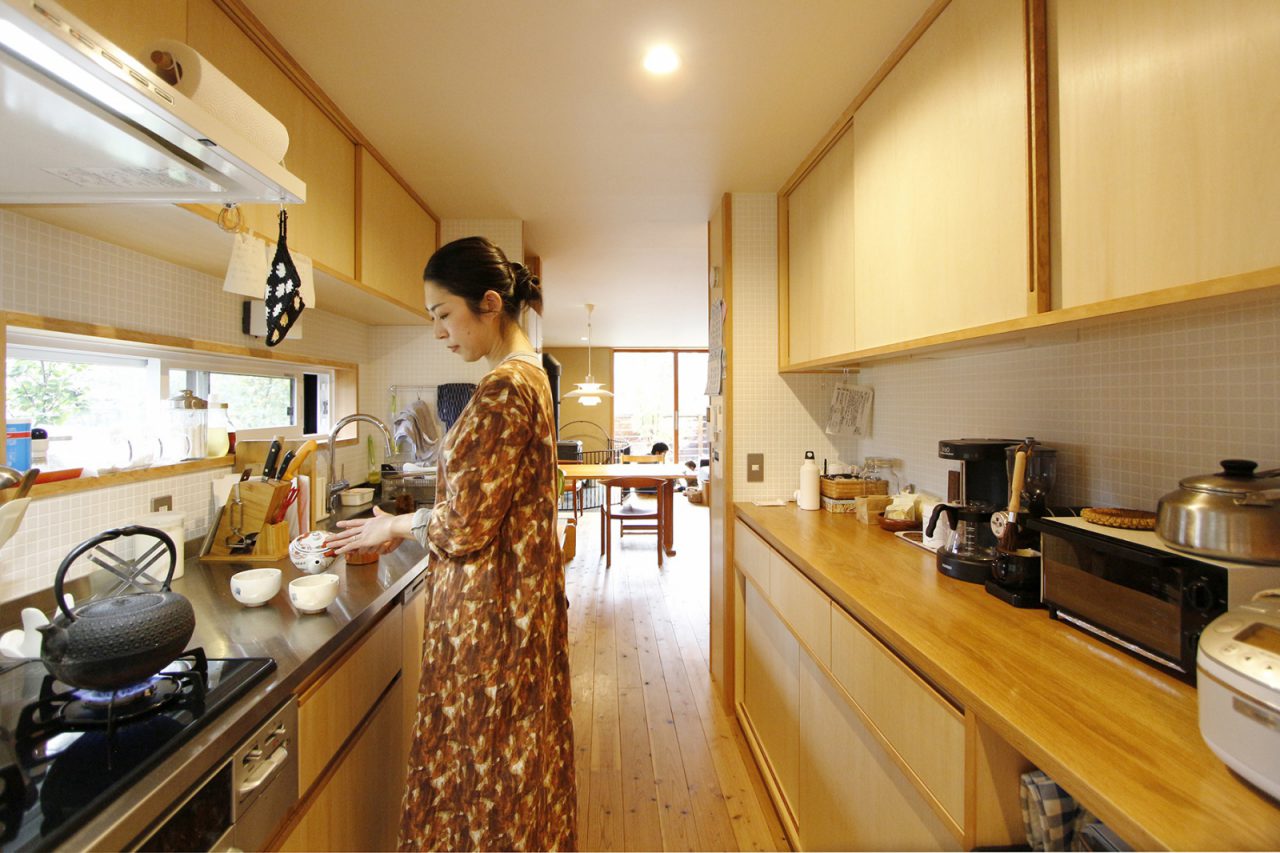 独立させたキッチンの窓からも緑や鳥が見えます