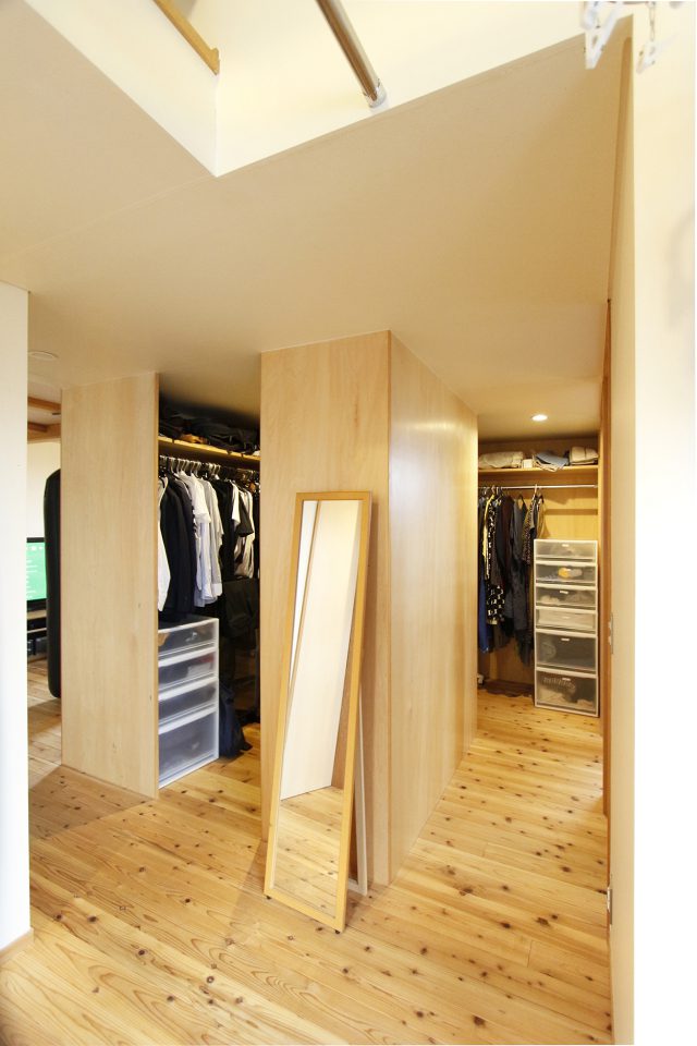 ハンガーパイプを多くし、畳む手間を省略。