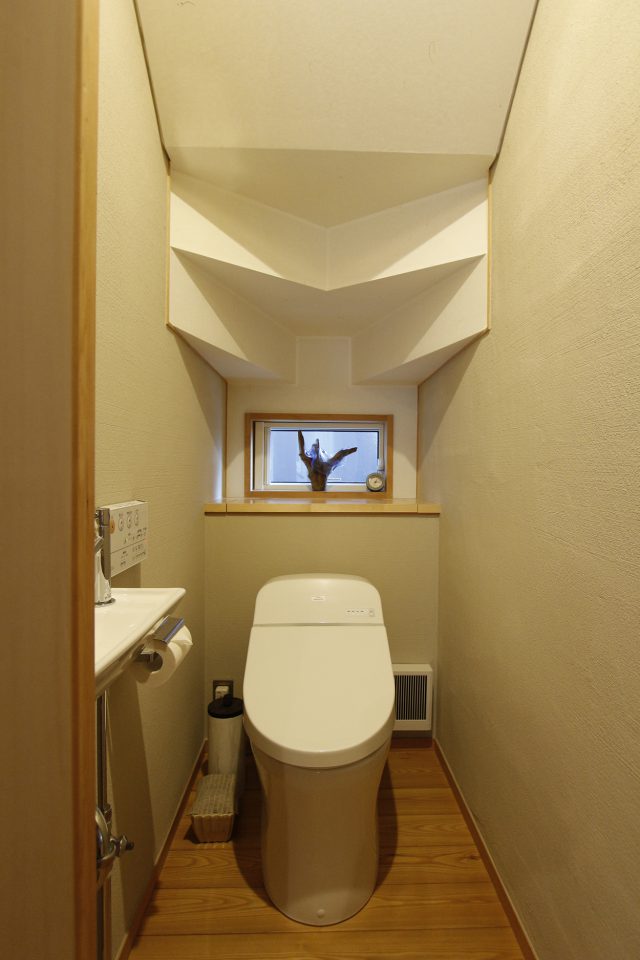 階段下のトイレ　天井にシンメトリーの造作