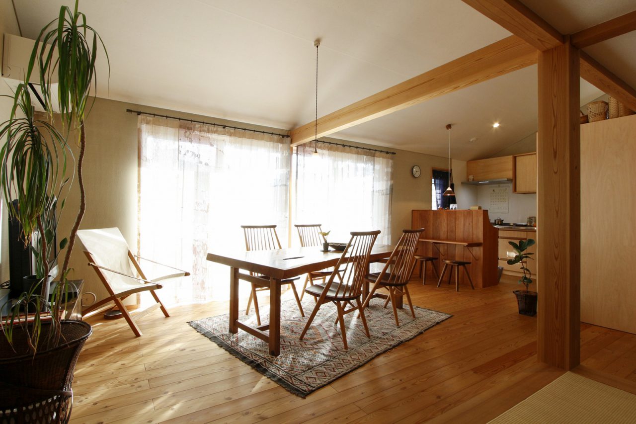 床はカラマツ、壁は薩摩中霧島壁の２階リビング