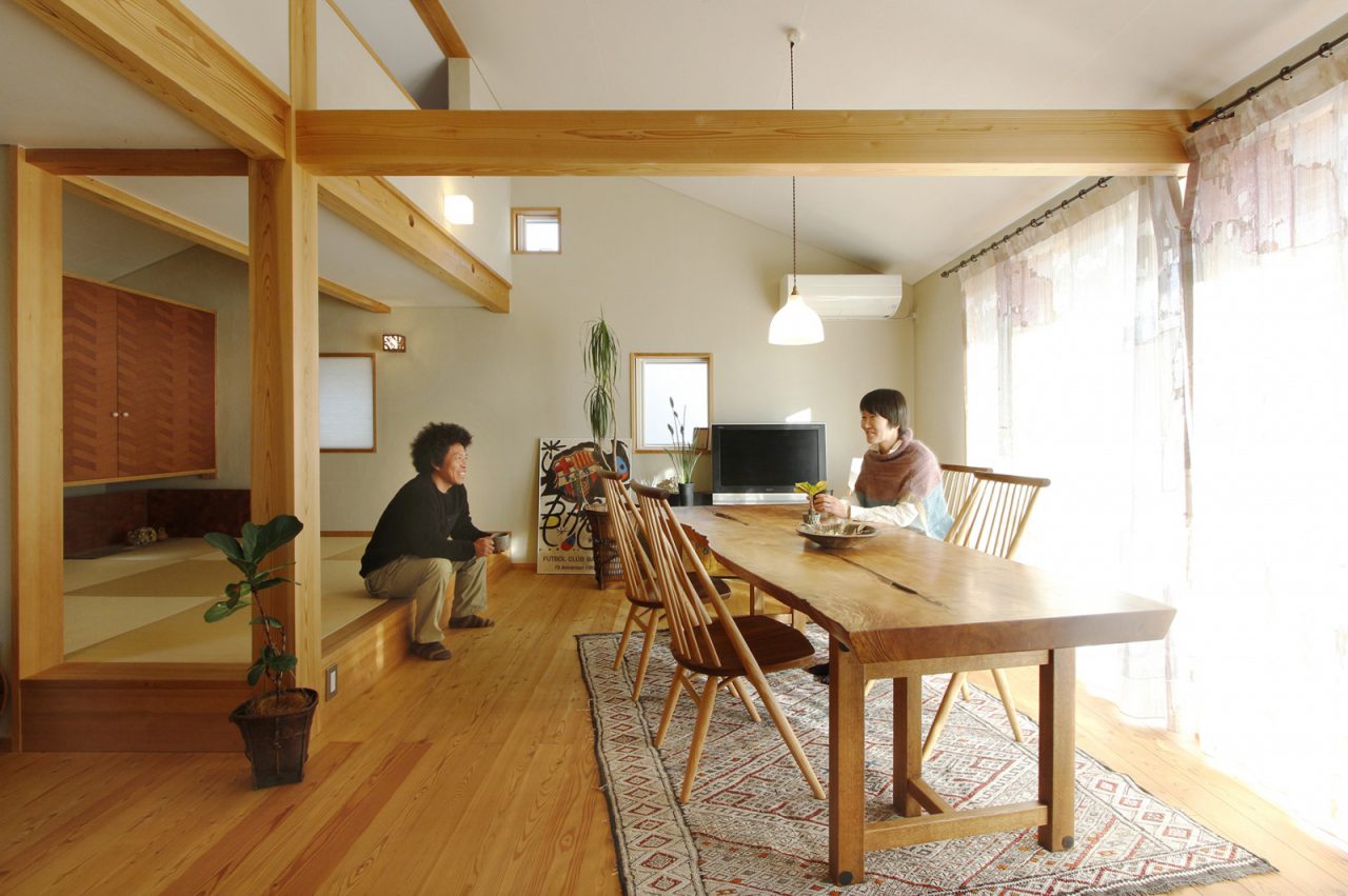 栃のダイニングテーブルとの色合いが映える２階リビング。照明はOtaniYoshiko Glass。