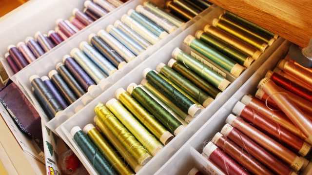 色とりどりの刺繍糸の中から、図案に合わせてセレクト