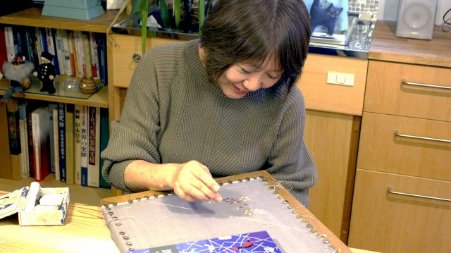 刺繍をなさる奥様
