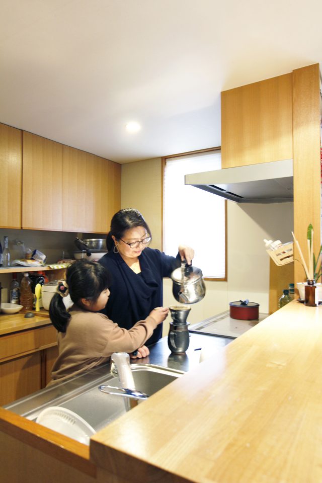 キッチンは誰でも使えるように作られ、子どもたちが率先してお手伝い。