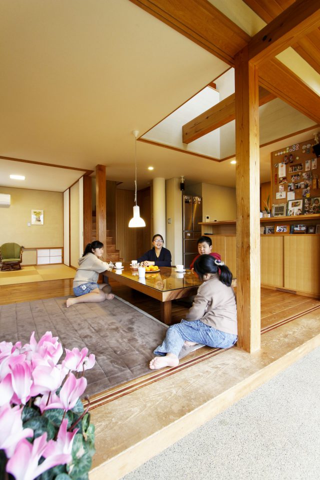 土間と繋がるリビング。