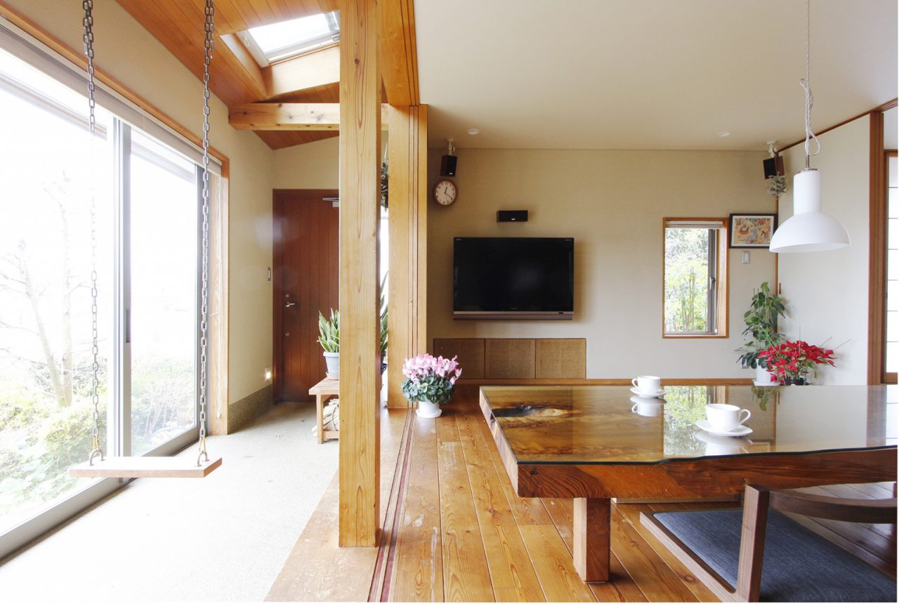 障子を開けて光そそぐ玄関土間