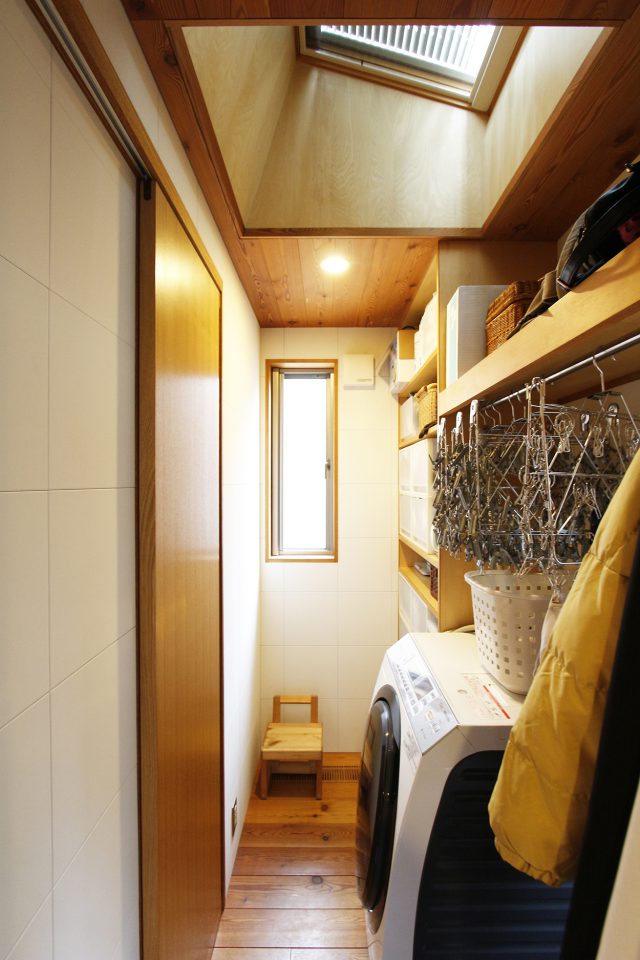 洗面室に隣接する1階のファミリークローゼット。洗う・干す・仕舞うがワンフロアで完結。