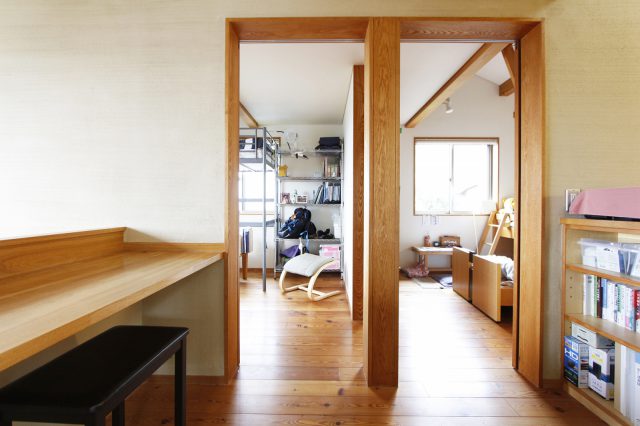 .二つ並ぶ子ども部屋は、間仕切りを設けず、扉もオープンなまま。家全体が緩やかに繋がるワンルーム空間です。