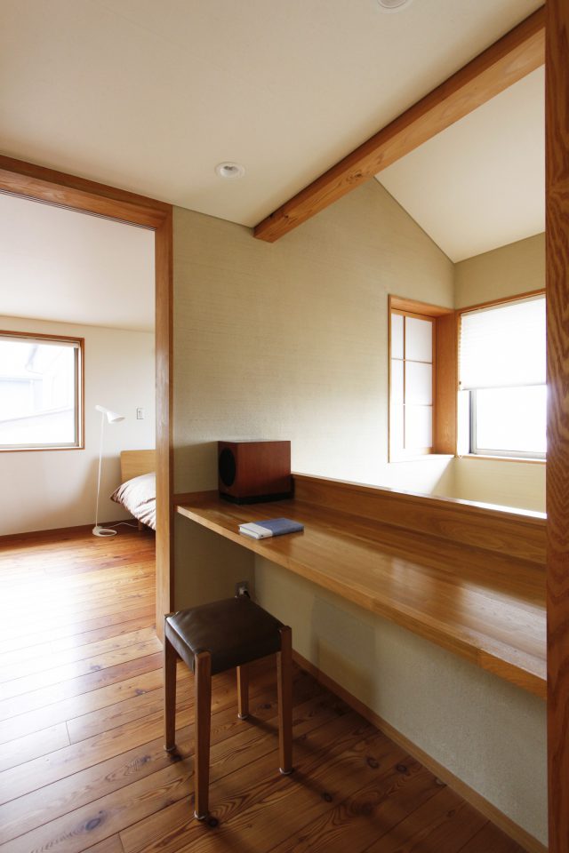 .吹き抜けに面した階段ホールのデスク。