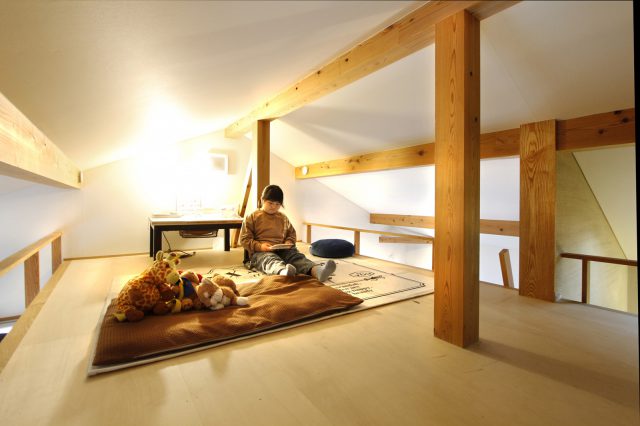屋根裏は次女のスペース。