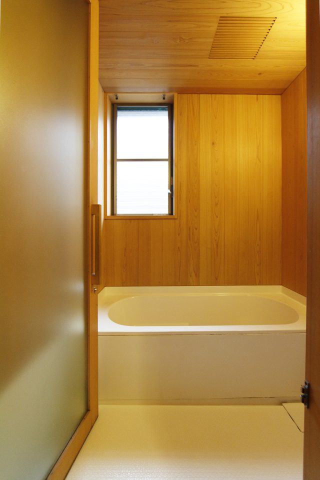 木張りの浴室の綺麗さは、手入れの賜物。