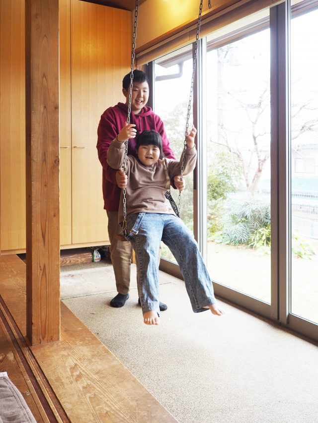土間にブランコを吊るせば、遊び場に変身。