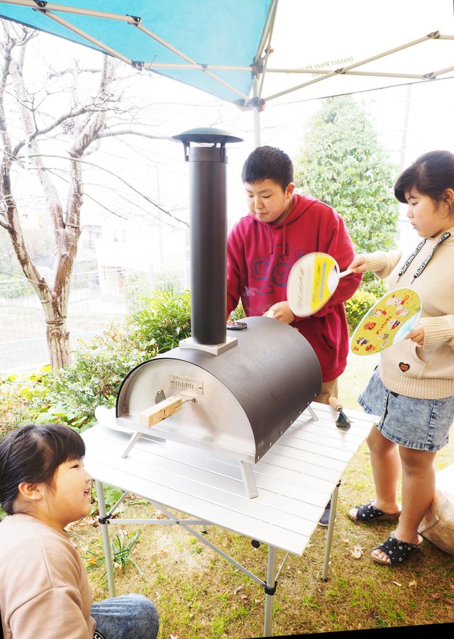 アウトドアが趣味の早川家。ピザ窯でピザを焼いてくれました。