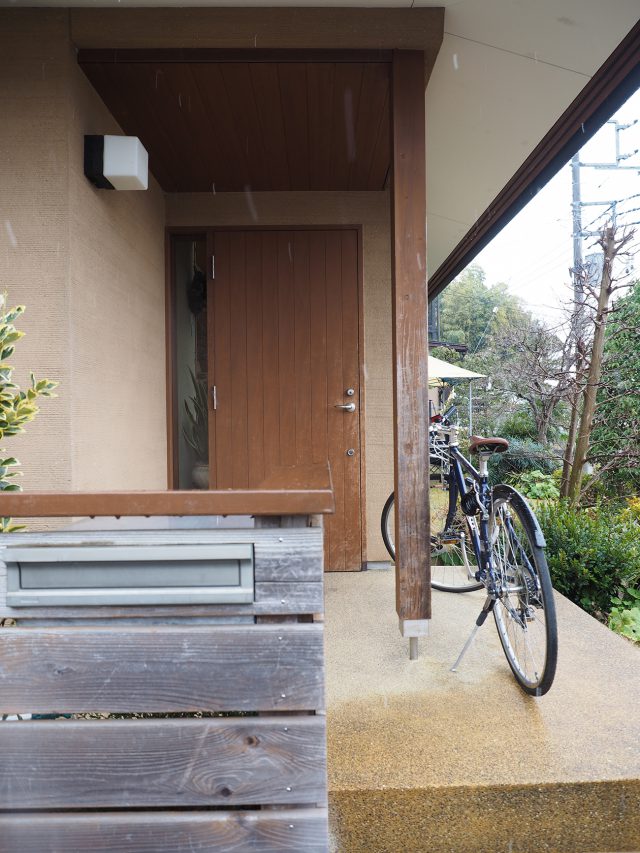 深い軒のある玄関アプローチ